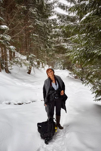 Mulher turista caminhadas com câmera — Fotografia de Stock