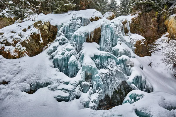 Fryst vattenfall på vintern — Stockfoto