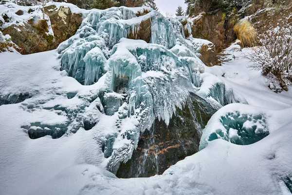 Cachoeira congelada no inverno — Fotografia de Stock
