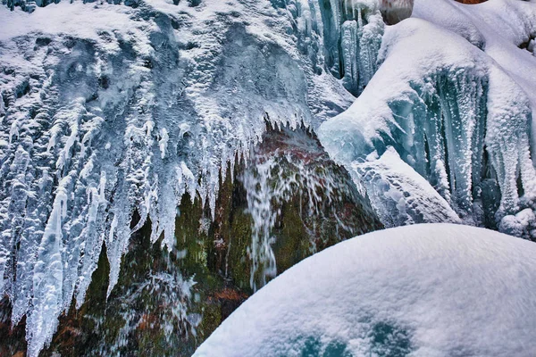 Замороженный водопад зимой — стоковое фото