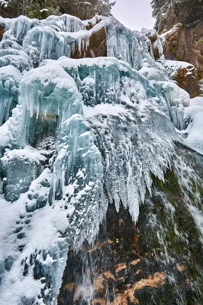 Cachoeira congelada no inverno — Fotografia de Stock
