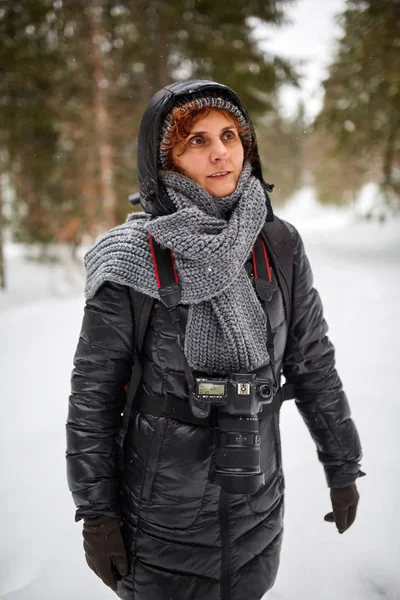 Mulher turista caminhadas com câmera — Fotografia de Stock