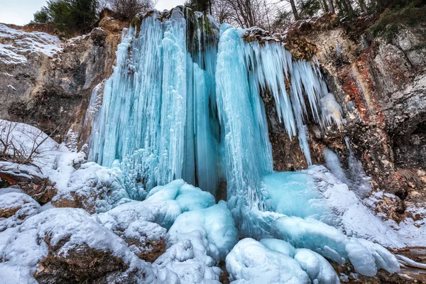 Заморожений водоспад взимку — стокове фото