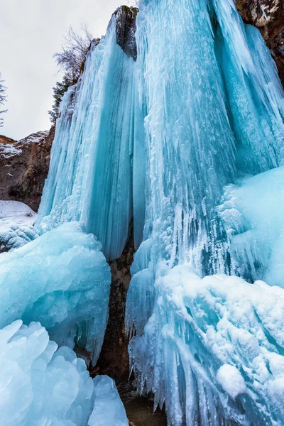 Cachoeira congelada no inverno — Fotografia de Stock