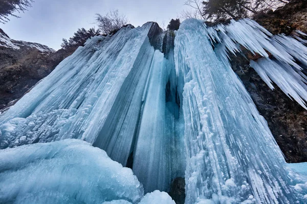 Заморожений водоспад взимку — стокове фото