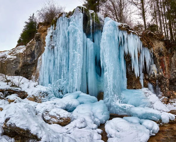 Cascata ghiacciata in inverno — Foto Stock