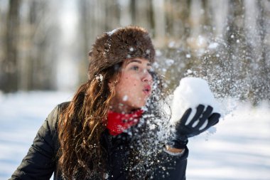 Genç kadın açık parkta eğleniyor