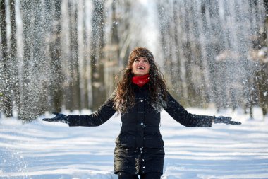 Genç kadın ile park karda oynarken