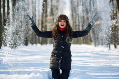 Genç kadın ile park karda oynarken