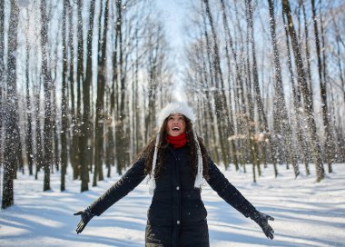 Genç kadın açık parkta eğleniyor