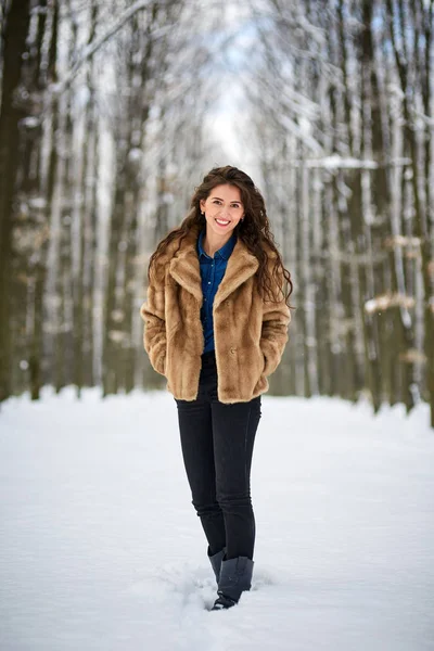 Giovane donna all'aperto nel parco innevato — Foto Stock