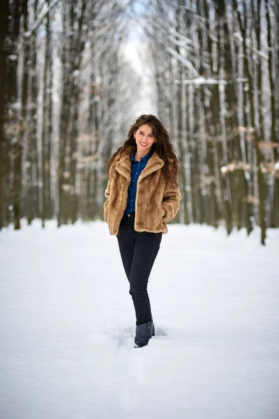 Giovane donna all'aperto nel parco innevato — Foto Stock