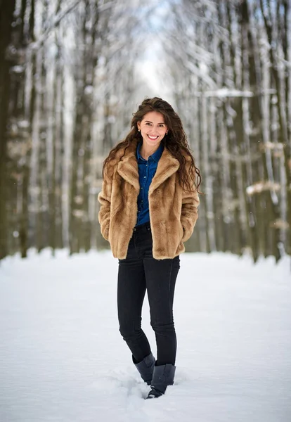 Young woman outdoor in the snowy park — Stock Photo, Image