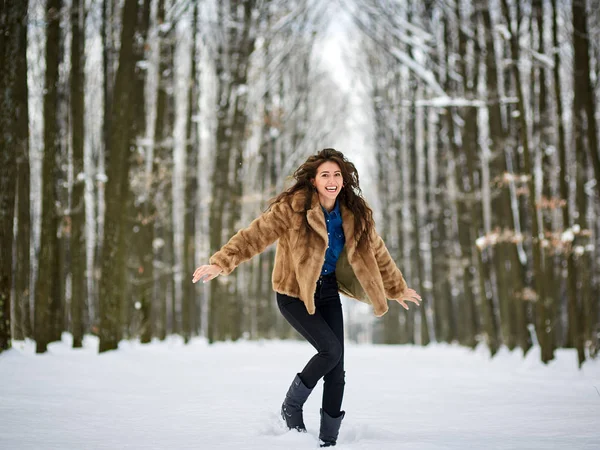 Giovane donna all'aperto nel parco innevato — Foto Stock