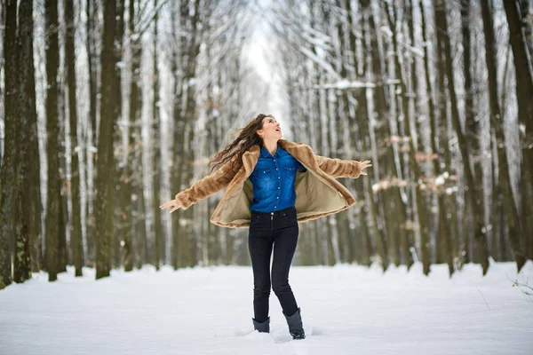 Молодая женщина на открытом воздухе в снежном парке — стоковое фото