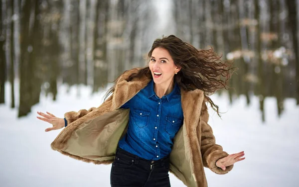 Молода жінка розважається на відкритому повітрі в парку — стокове фото