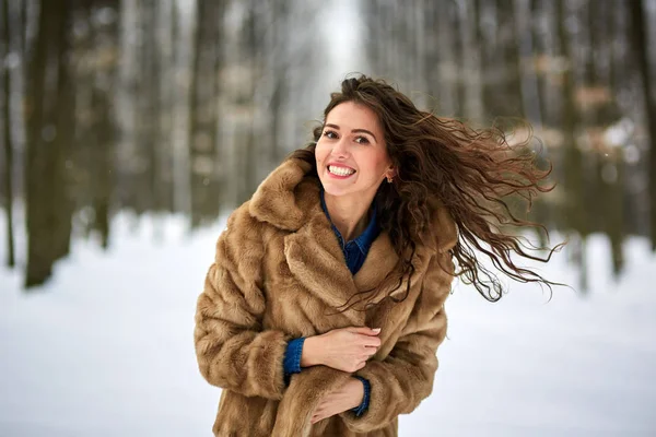 Giovane donna divertirsi all'aperto nel parco — Foto Stock