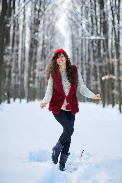 Jeune femme en plein air dans le parc enneigé — Photo