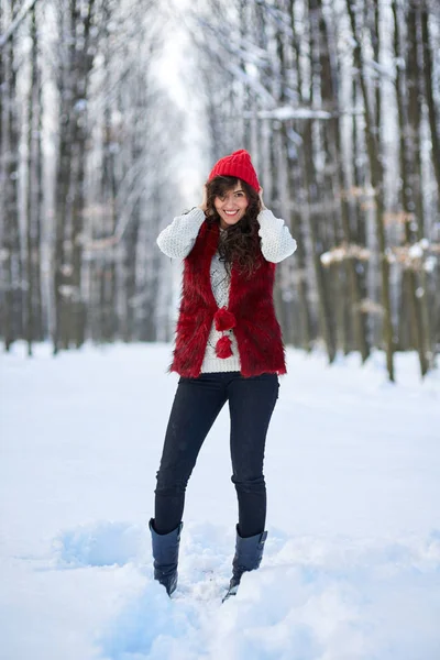 Молодая женщина на открытом воздухе в снежном парке — стоковое фото
