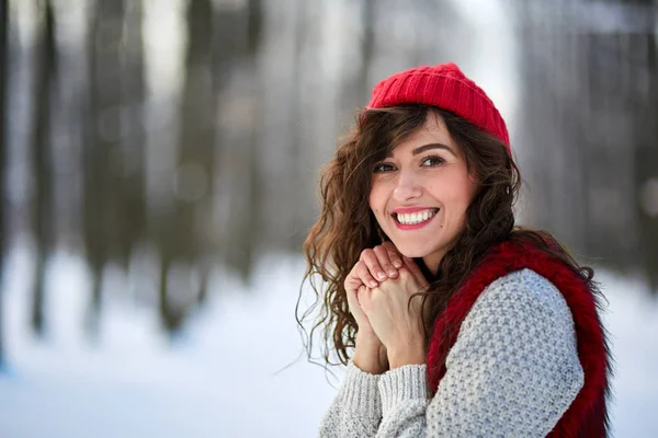 Jonge vrouw, met plezier buiten in park — Stockfoto