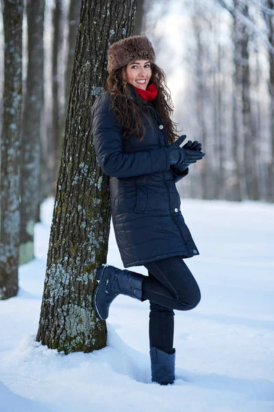 Ung kvinna Utomhus i parken snöiga — Stockfoto