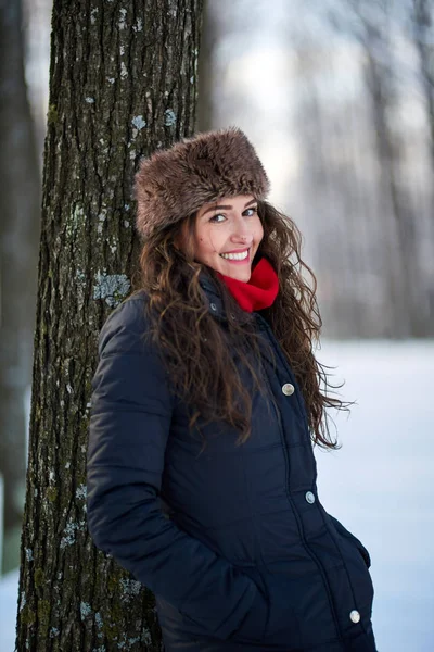 Νεαρή γυναίκα υπαίθρια το χειμώνα — Φωτογραφία Αρχείου