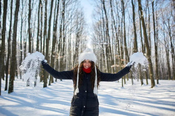 Mujer joven jugando con la nieve en el parque — Foto de Stock