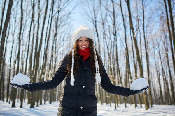 Jeune femme s'amuser en plein air dans le parc — Photo