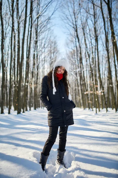 Jeune femme en plein air dans le parc enneigé — Photo