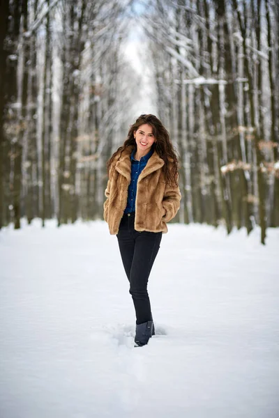 Młoda kobieta odkryty w parku snowy Zdjęcia Stockowe bez tantiem