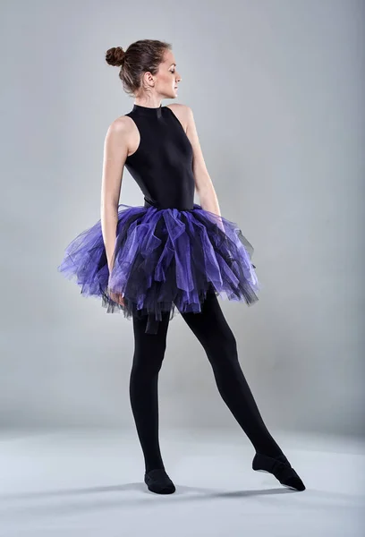 Mladá baletka pózuje — Stock fotografie