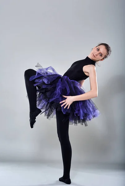 Jovem bailarina dança — Fotografia de Stock