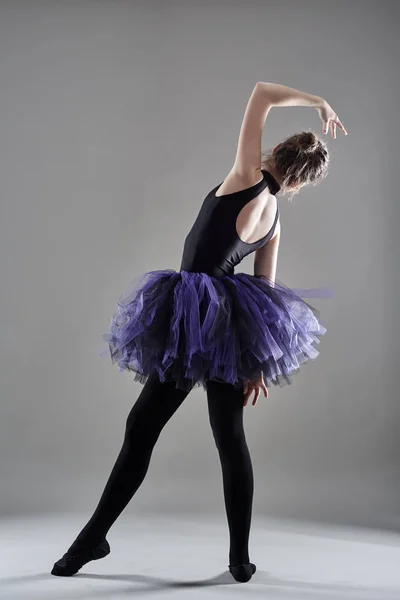 Junge Ballerina tanzen — Stockfoto
