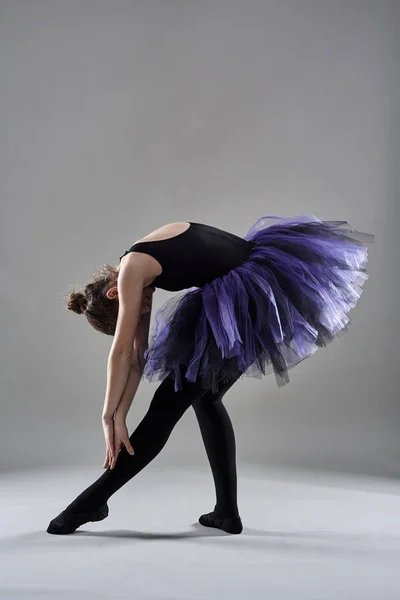Jovem bailarina dança — Fotografia de Stock