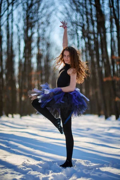 Балерина танцует в снегу — стоковое фото