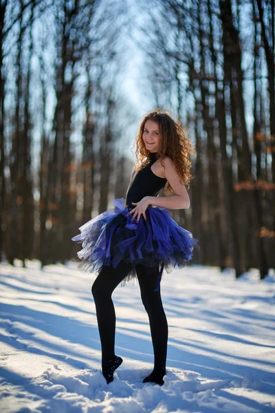 Bailarina dançando na neve — Fotografia de Stock