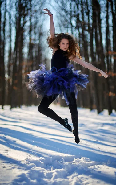 Bailarina bailando en la nieve — Foto de Stock