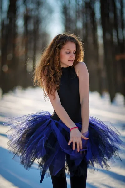 Ballerina dancing in snow — Stock Photo, Image