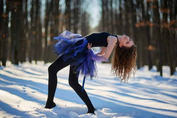 Ballerina dancing in snow — Stock Photo, Image