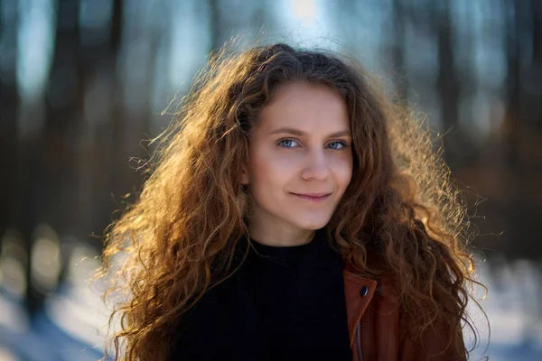 Jonge vrouw in winterdag — Stockfoto