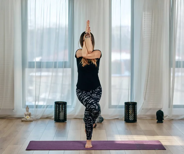 Formazione di yoga sul tappeto — Foto Stock