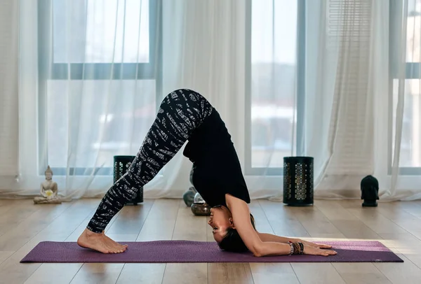 Yoga pose içinde oturan kadın — Stok fotoğraf