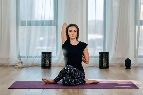 Kobieta siedzi w jogi — Zdjęcie stockowe