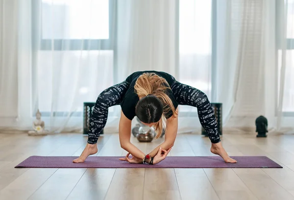 Kvinna sitter i yogaställning — Stockfoto
