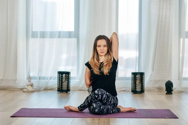 Vrouw zitten in yoga pose — Stockfoto