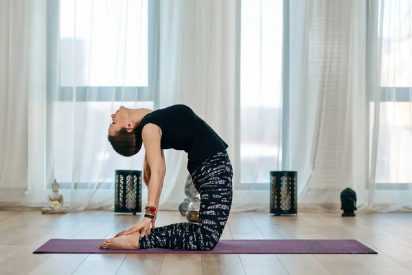 Kvinnan gör några stretchövningar — Stockfoto