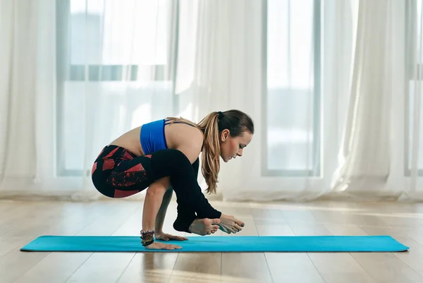 Belle femme faisant de l'exercice de yoga — Photo