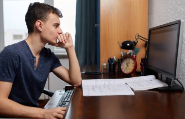 Ödev yapan bir genç.