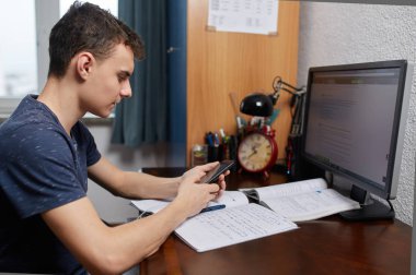 Cep telefonu kullaranarak genç çocuk 