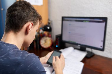 Cep telefonu kullaranarak genç çocuk 